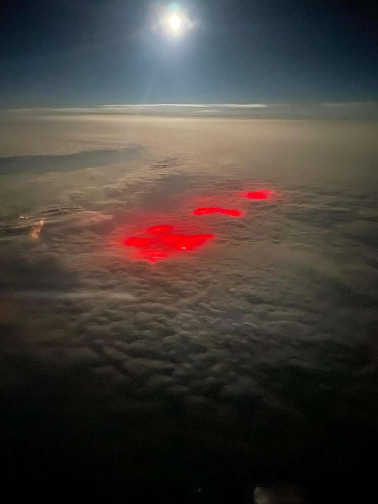 Les lumières rouges du Pacifique vues d'avion. © JPC van Heijst