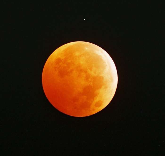 L'Eclipse Totale de Lune du 28 Octobre 2004 L'Eclipse Totale de Lune du 28 Octobre 2004