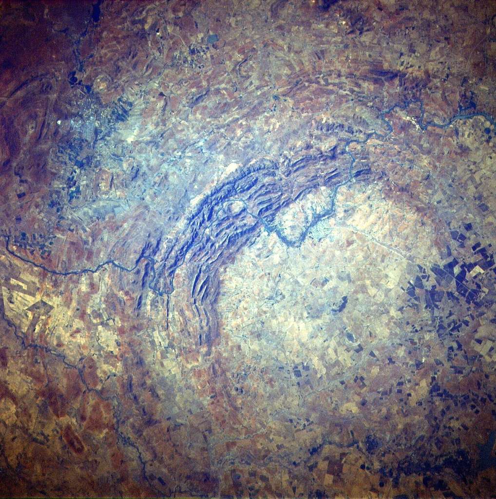 Sur cette image prise de l'espace, on voit nettement le dôme de Vredefort, en Afrique du Sud, dont l’âge estimé est de 2 milliards d’années. Son diamètre est approximativement de 300 km. C'est l'un des plus vieux cratères d'impact connus sur Terre. © Nasa, DP