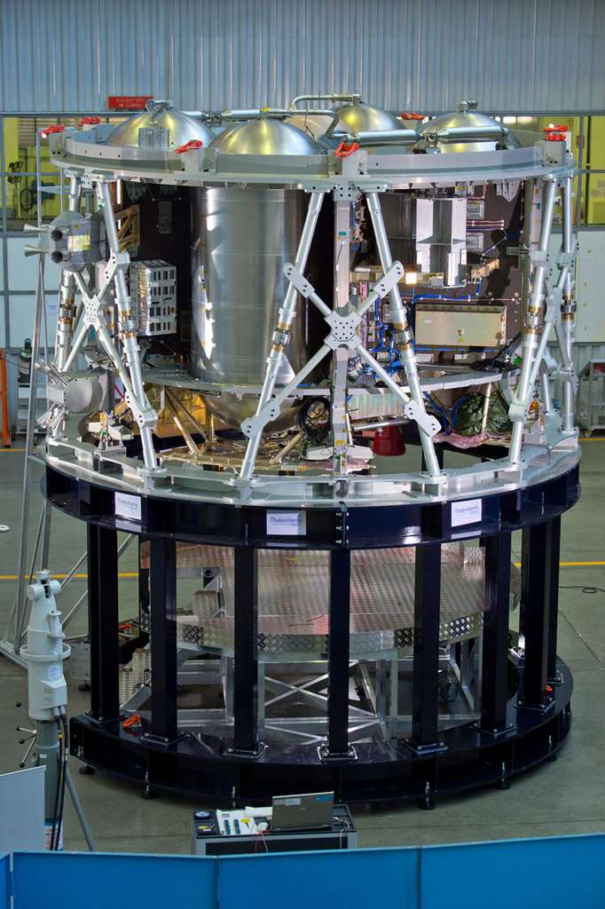 Le module de service d’Orion se présente sous la forme d’un cylindre de 4,5 m de diamètre et long de 2,7 m ou de 4 m avec le moteur. Si l’on tient compte de ses quatre panneaux solaires, son envergure atteint 18,7 m. À vide (sans carburant, sans eau et sans réserve de gaz), sa masse est d’environ 3,5 t. © Airbus Defence & Space, Thales Alenia Space
