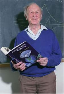 Edward Lorenz en 1994. Crédit : Charles Semmer Edward Lorenz en 1994. Crédit : Charles Semmer