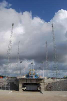 Le premier lancement du Soyouz depuis le Centre spatial de Kourou est prévu en juillet 2010. Les travaux d’intégration du portique mobile, qui avaient tardé à démarrer, ont finalement débuté en novembre 2009. A l’image, le pas de tir Soyouz au Centre Spatial Guyanais. © R. Decourt / Futura-Sciences