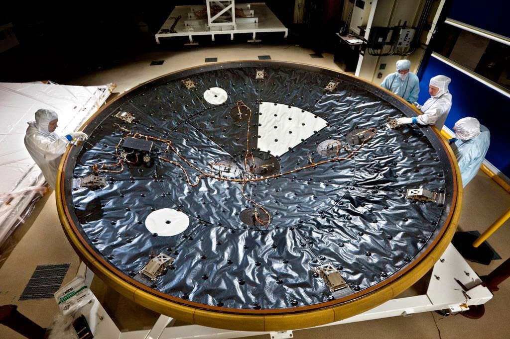 Intérieur du cône avant du bouclier thermique de Curiosity. Outre la caméra Mardi qui permettra de suivre la descente du rover, le bouclier sera doté de l’instrument Medli afin de suivre les paramètres atmosphériques et d'orientation lors de la descente de l’engin. © Lockheed Martin/Nasa/JPL
