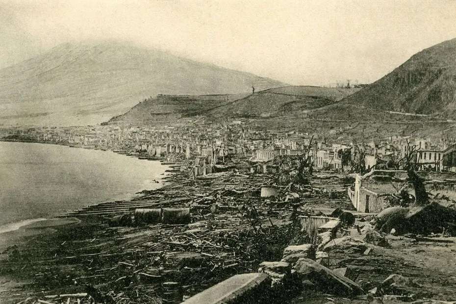 Saint-Pierre totalement détruite après la nuée ardente du 8 mai 1902. © Gusman, Leemage
