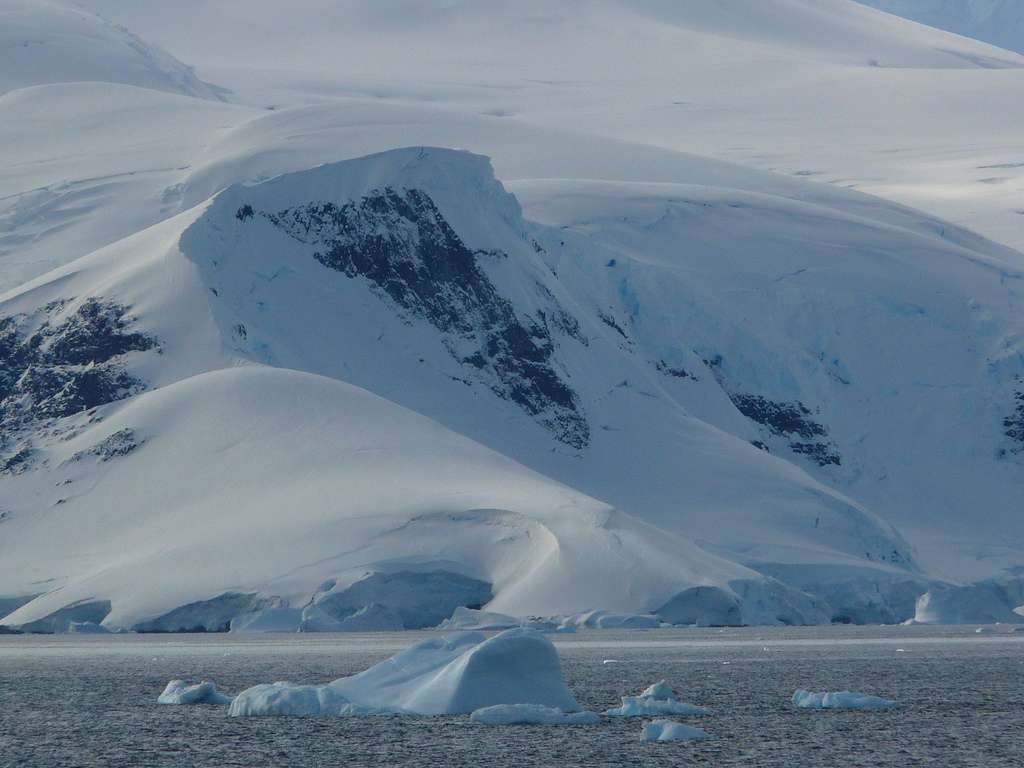 En Antarctique, sous les glaces de l'inlandsis, l'épaisseur de sédiments est énorme, atteignant 14 km sur le site de Wilkes. © b00nj, Flickr, CC by-nc-sa 2.0