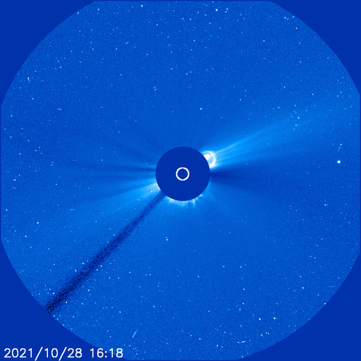 Sur cette image du Soleil masqué par le coronographe Lasco C2 de Soho, on peut admirer le déploiement de la CME, ou masse coronale. Son intensité a fait grésiller la caméra du vénérable satellite (bientôt 26 ans dans l'espace !). © Nasa, ESA, Soho