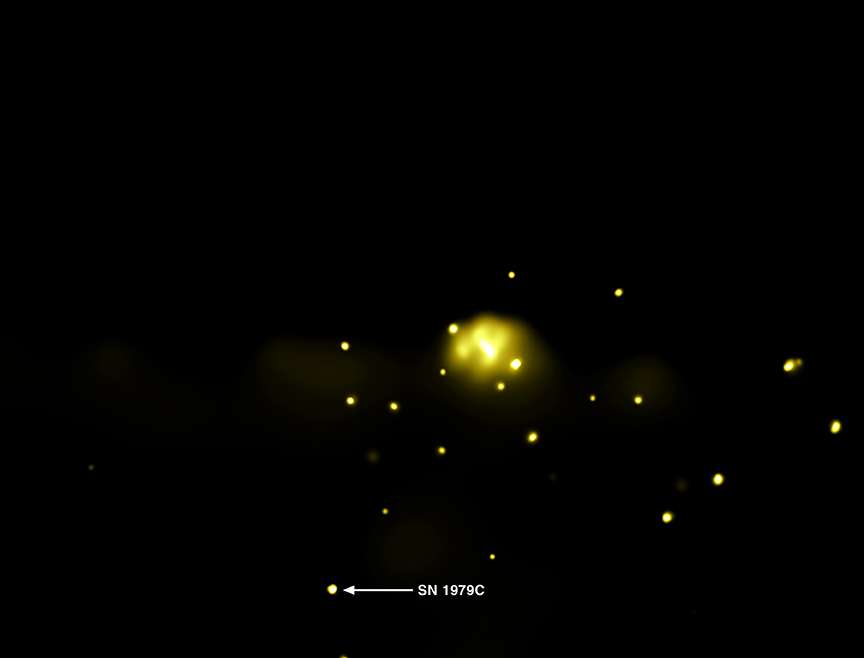La galaxie M100 observée dans le domaine des rayons X montre un tout autre aspect et l'on voit clairement en bas à gauche la source X associée à la supernova SN 1979C. © Nasa/CXC/SAO/D. Patnaude et al.