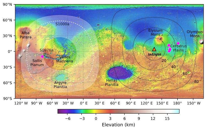 Épicentres des différents séismes enregistrés par InSight. Alors que, jusqu'à présent, tous les séismes enregistrés avaient leur source proche d'InSight (tirets noirs), les deux séismes de magnitude supérieure à 4 sont localisés beaucoup plus loin. S0976a est localisé au niveau de Valles Marineris. La source de S1000a est moins bien déterminée et tombe dans la zone blanchie. La position d'InSight est donnée par le triangle orange. © Horleston et al. 2022, The Seismic Record