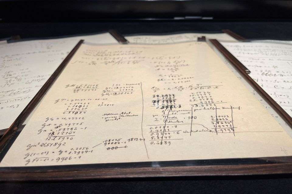 Une des pages du manuscrit d’Albert Einstein qui a été vendu hier aux enchères. © Antony Paone, Reuters