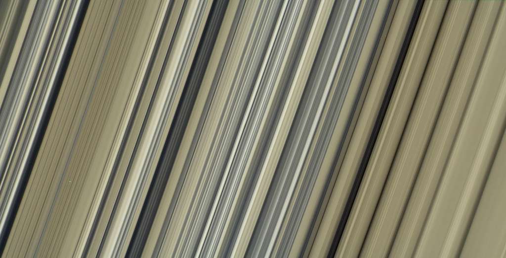 Gros plan sur les anneaux de Saturne Gros plan sur les anneaux de Saturne