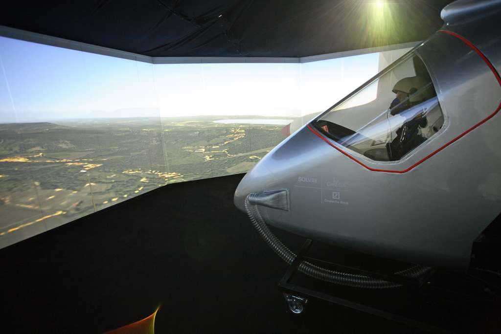 Bertrand Piccard réalise un vol virtuel en mai 2008, à Dubendorf. Il est ici dans le simulateur. © Solar impulse, Stéphane Gros