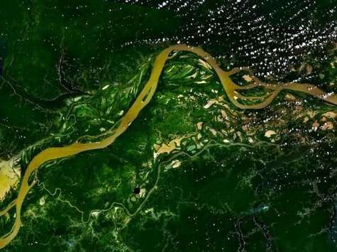La forêt amazonienne traversée par l'Amazone Crédits : NASA