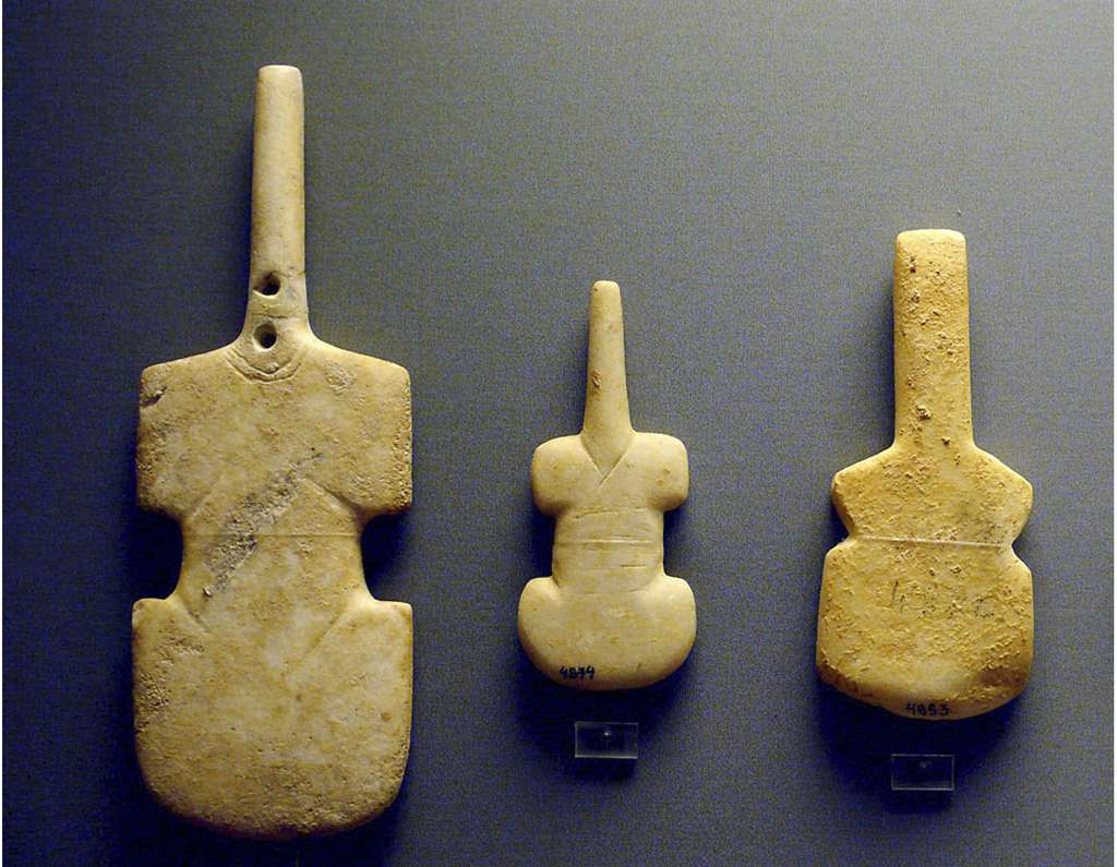 Les premières figurines cycladiques en forme de violon en marbre (3200-2800 avant J.-C.). Elles représentent une figure féminine accroupie, mais leur signification exacte n’est pas connue. Il s’agit très probablement d’une divinité de la fertilité féminine. © Musée archéologique national (Athènes), Flickr, cc by nc 2.0