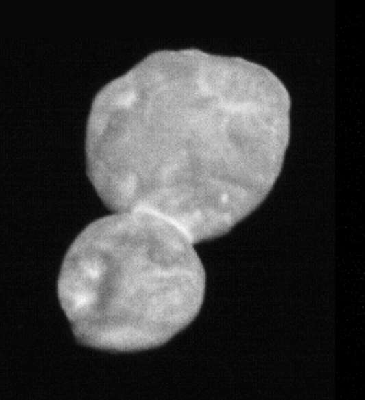 2014 MU69 alias Ultima Thulé photographié à 28.000 kilomètres de distance, le premier janvier, une demi-heure avant le passage de New Horizons au plus près de l'objet de la ceinture de Kuiper. Sa période de rotation est estimée à 15 heures. © Nasa, SwRI, JHUAPL