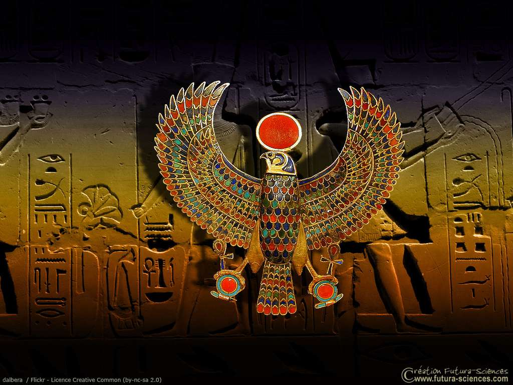 Faucon tenant les signes égyptiens Shen et Ankh Faucon tenant les signes égyptiens Shen et Ankh