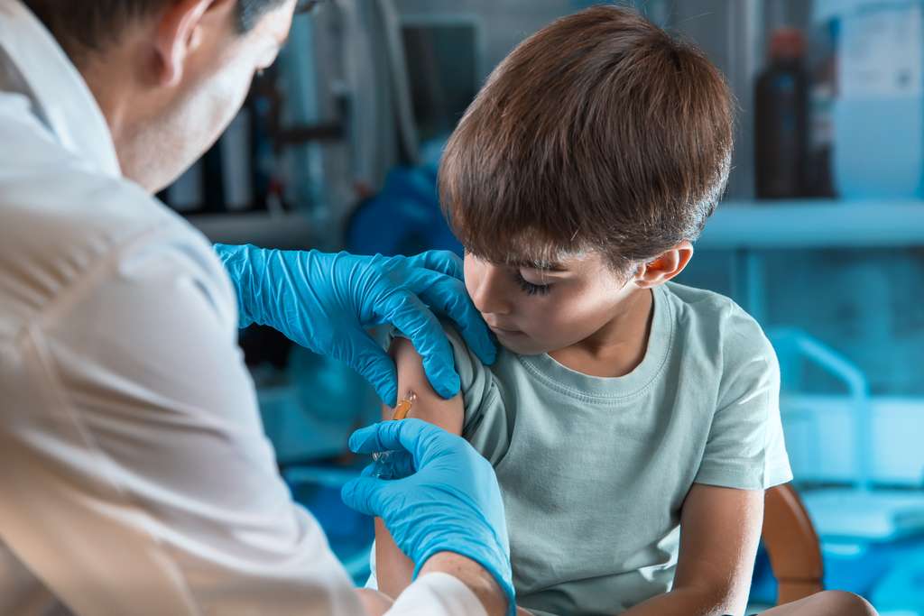  La vaccination est généralisée aux enfants de 5 à 11 ans, sans condition. © angellodeco, Adobe Stock