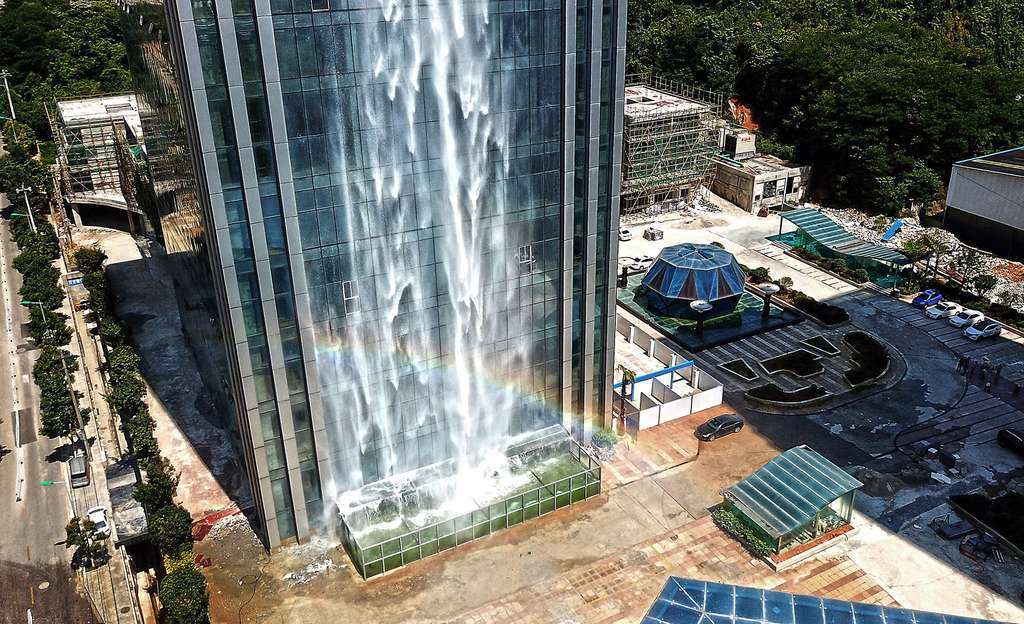 La chute d’eau artificielle du Liebian international building en Chine mesure 108 mètres de haut. © AFP
