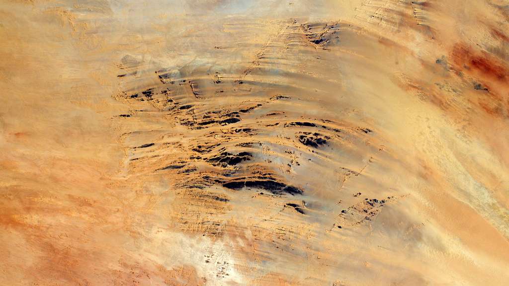 Un autre tableau du désert vu de l'espace Un autre tableau du désert vu de l'espace