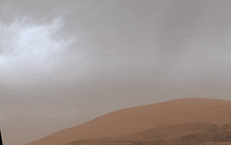 GIF exposant le mouvement de nuages au-dessus du Mont Sharp, à partir de photos prises par Curiosity. © Nasa, JPL-Caltech