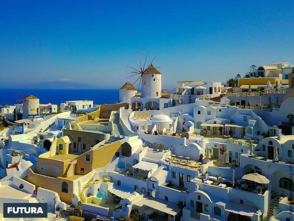 Santorin l'une des îles des Cyclades, détruite par une éruption volcanique au XVIe siècle av. J.-C., Santorin l'une des îles des Cyclades, détruite par une éruption volcanique au XVIe siècle av. J.-C.,