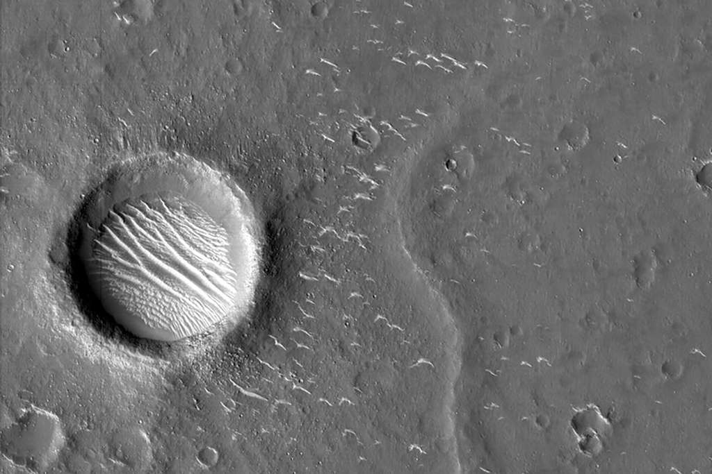Cette image a été acquise par la sonde Tianwen-1. Il s'agit vraisemblablement d'une région d'Utopia Planitia, voire là où pourrait se poser le rover Zhurong. Au conditionnel bien sûr, vu que l'Agence spatiale chinoise n'a pas souhaité indiquer l'endroit où se posera son rover. © CNSA