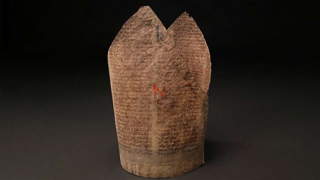 Le recyclage de manuscrits médiévaux a permis la fabrication de cette mitre d'évêque. © Suzanne Reitz, Den Arnamagnæanske Samling (Copenhagen)