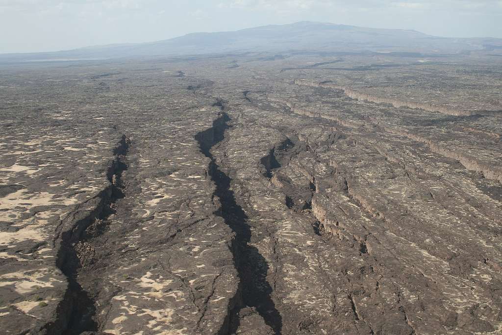 Paysage du rift est-africain, marqué par une série de failles normales qui forment un grand bassin d'effondrement. © DavidMPyle, Wikimedia Commons, CC by-sa 4.0