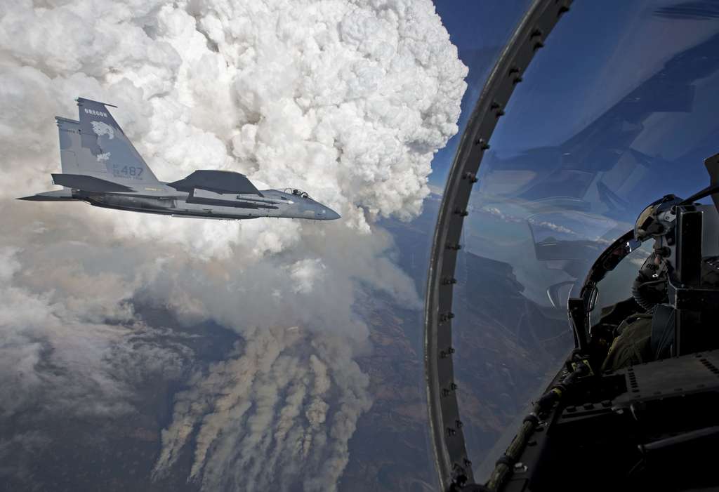 Un pyrocumulus vu d'avion lors des incendies en Californie en 2014. © Nasa