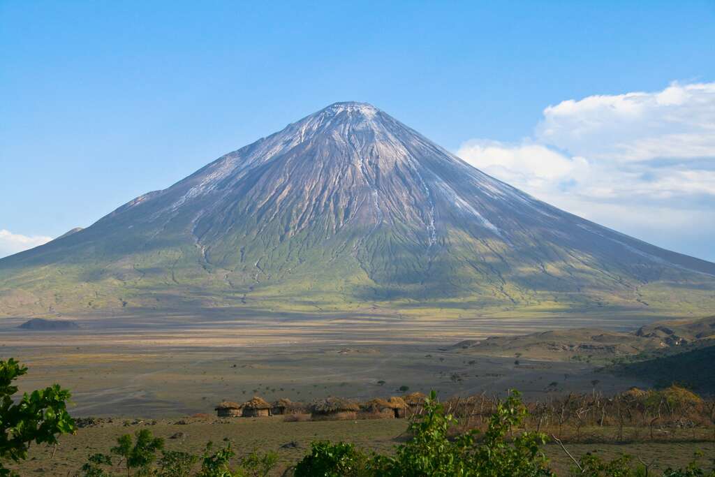 Des pas humains par centaines vieux de milliers d'années ont été découverts en Afrique. Les flancs du volcan Ol Doinyo Lengaï, en Tanzanie, sont ravinés par les pluies. Des coulées de boue contenant des cendres émises depuis des dizaines de milliers d'années et plus s'y forment et peuvent dévaler sur les sols alentour. C'est ce qui se serait passé pendant le Pléistocène, il y a moins de 20.000 ans. © Aleksandr Sadkov, Shutterstock