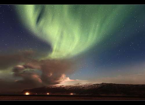 Eruption de l' Eyjafjallajökull aurore boréal Eruption de l' Eyjafjallajökull aurore boréal