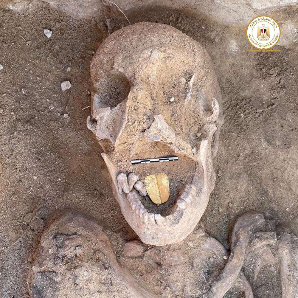 Une amulette en forme de langue d'or dans la bouche de l'une des momies. © Ministère du Tourisme et des Antiquités égyptien