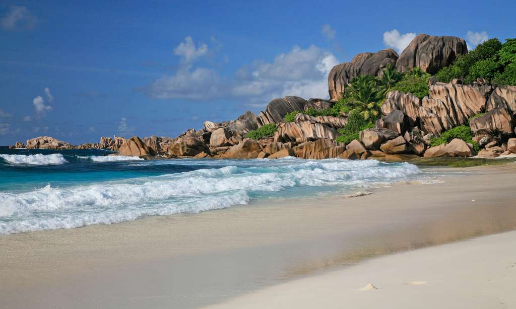 Plage et rochers de Grand anse, aux Seychelles