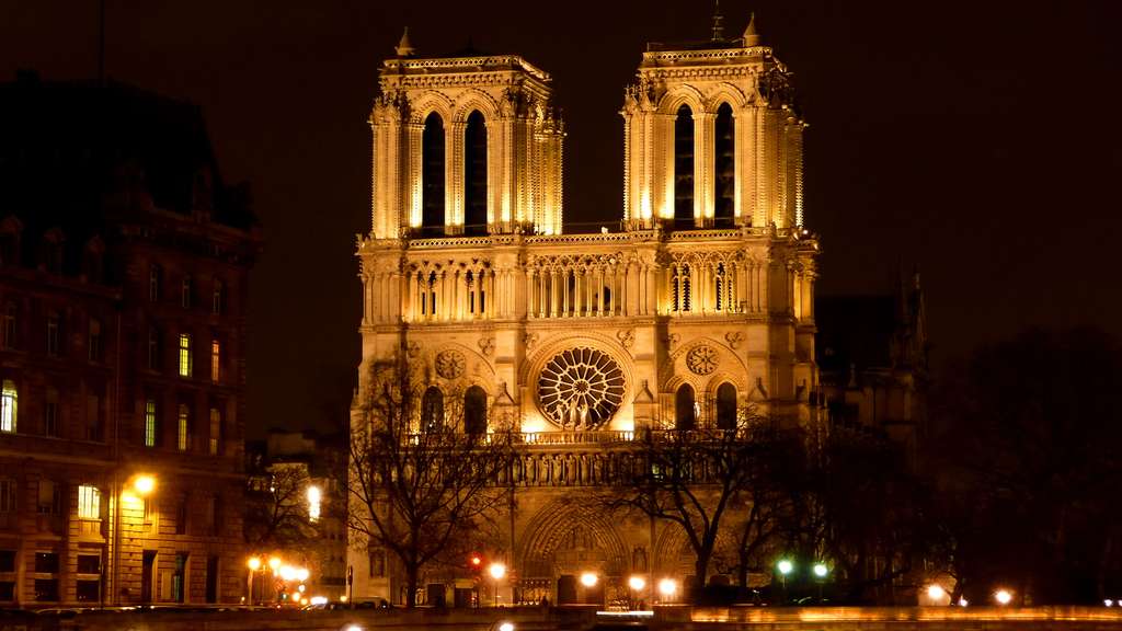 La cathédrale Notre-Dame de Paris, dédiée à la Vierge La cathédrale Notre-Dame de Paris, dédiée à la Vierge