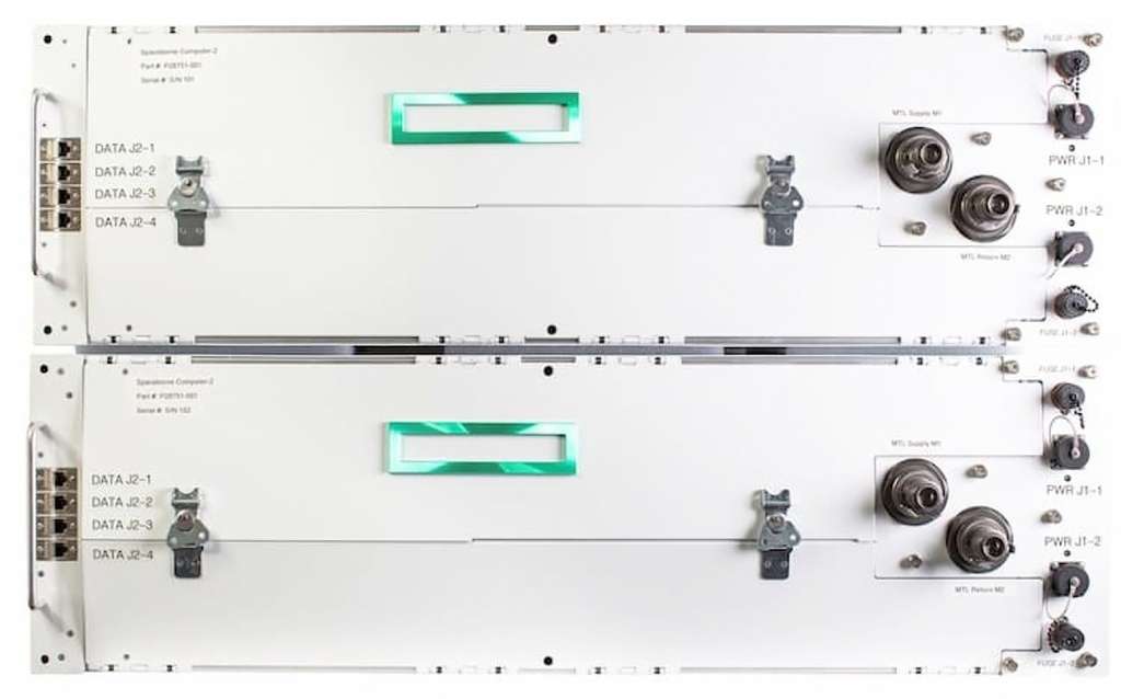 Le Spaceborne Computer-2 comprend le HPE Edgeline Converged EL4000 Edge System, un système robuste et compact conçu pour fonctionner dans des environnements complexes soumis à des chocs, des vibrations et des températures élevées. Il permet de traiter la puissance de calcul à la périphérie afin de collecter et d'analyser des volumes de données provenant de dispositifs et de capteurs dispersés à distance dans l'espace. © Hewlett-Packard Enterprise