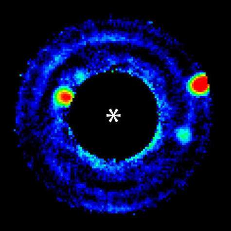 L'image obtenue par soustraction de l'étoile simulée au centre. On aperçoit trois planètes dont la moins lumineuse est de type terrestre (Crédit : NASA/JPL-Caltech ).