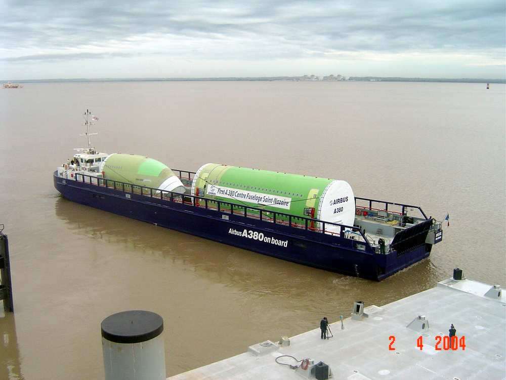 Une barge gigantesque pour l'A380 Une barge gigantesque pour l'A380