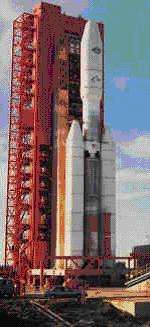 La fusée Titan 4 "Commercial" sur son pas de tir, à Cape Canaveral (Crédits : NASA) La fusée Titan 4 "Commercial" sur son pas de tir, à Cape Canaveral (Crédits : NASA)