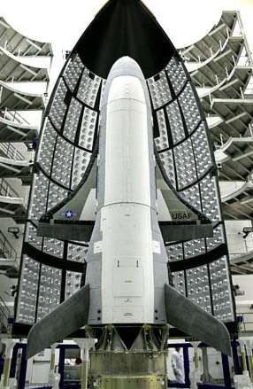 Le deuxième X-37B et la coiffe du lanceur qui le protégera pendant le lancement. © Boeing