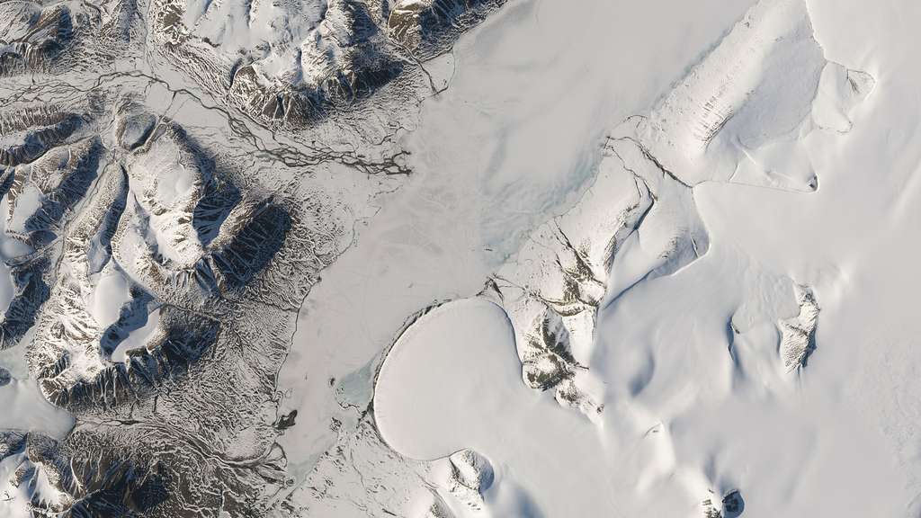 Un étonnant glacier « pied d’éléphant » Un étonnant glacier « pied d’éléphant »