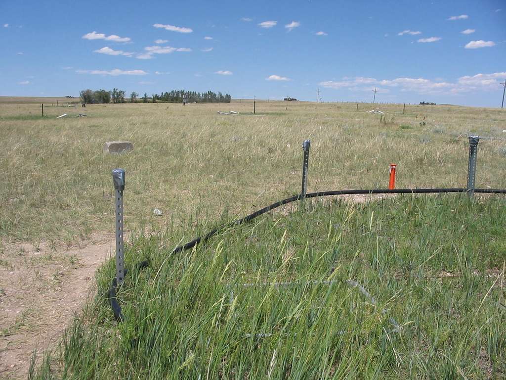 Em primeiro plano encontra-se uma parcela equipada para oferecer as temperaturas e concentração de dióxido de carbono que se espera que a Terra experimente em 2100, de acordo com as estimativas do relatório do IPCC. © Heidi Steltzer