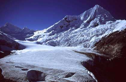 Glacier de l'Artezonraju (6000 m) dans la Cordillère Blanche au Pérou - Photo copyright Bernard Francou - Tous droits de reproduction interdit.