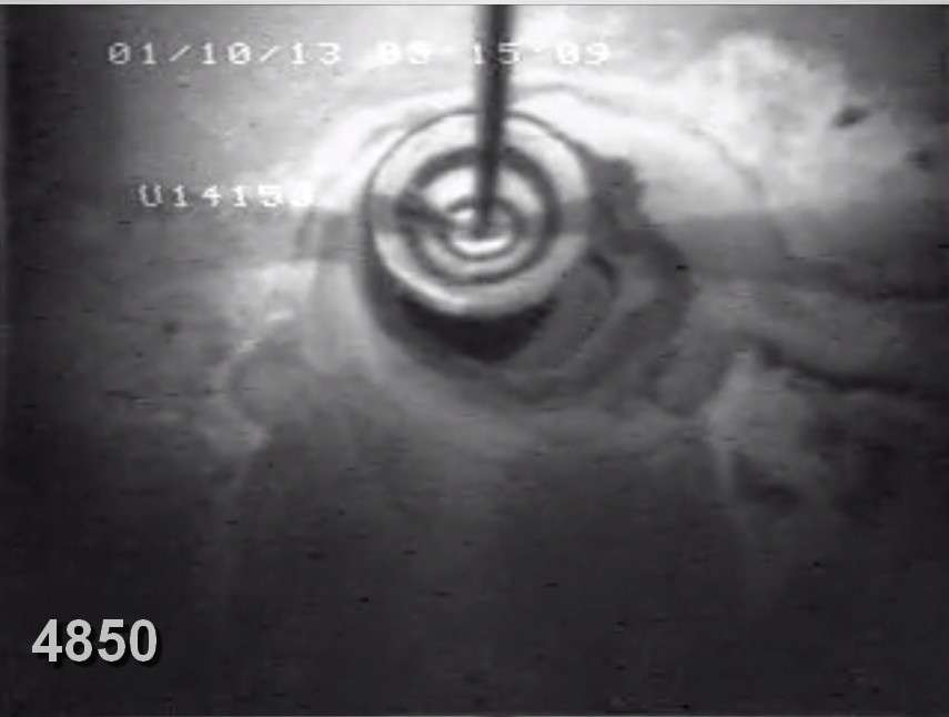 L'entrée du puits U14215 J avec son cône, sous 4.850 mètres d’eau. © IODP