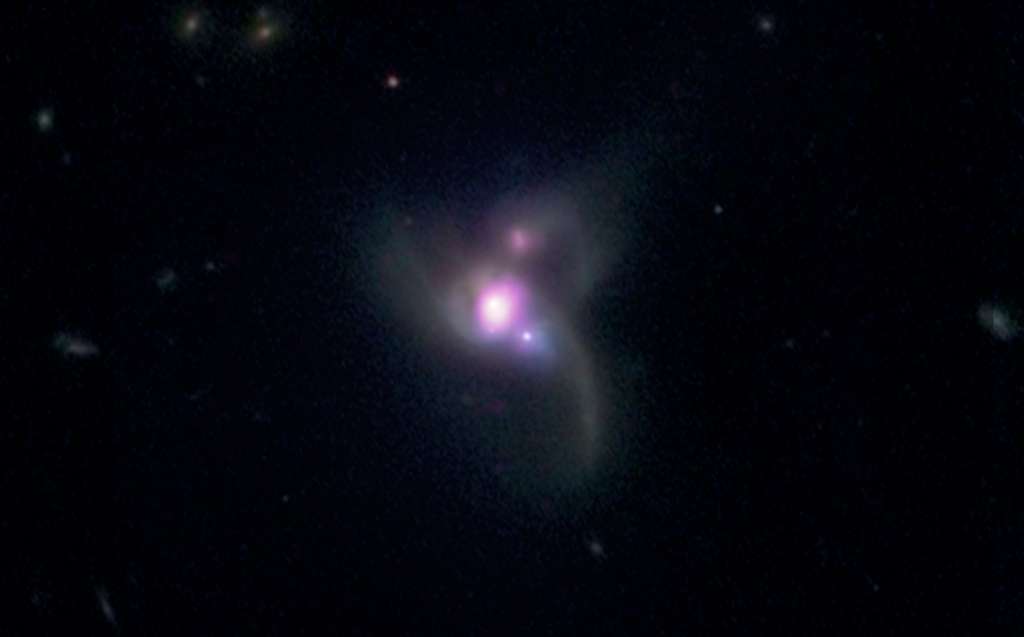 Une image composite montrant une collision triple de galaxies, avec le système SDSS J0849+1114, contenant trois trous noirs supermassifs. © Rayon X : Nasa / CXC / George Mason Univ./R. Pfeifle et coll.; visible: SDSS et Nasa / STScI