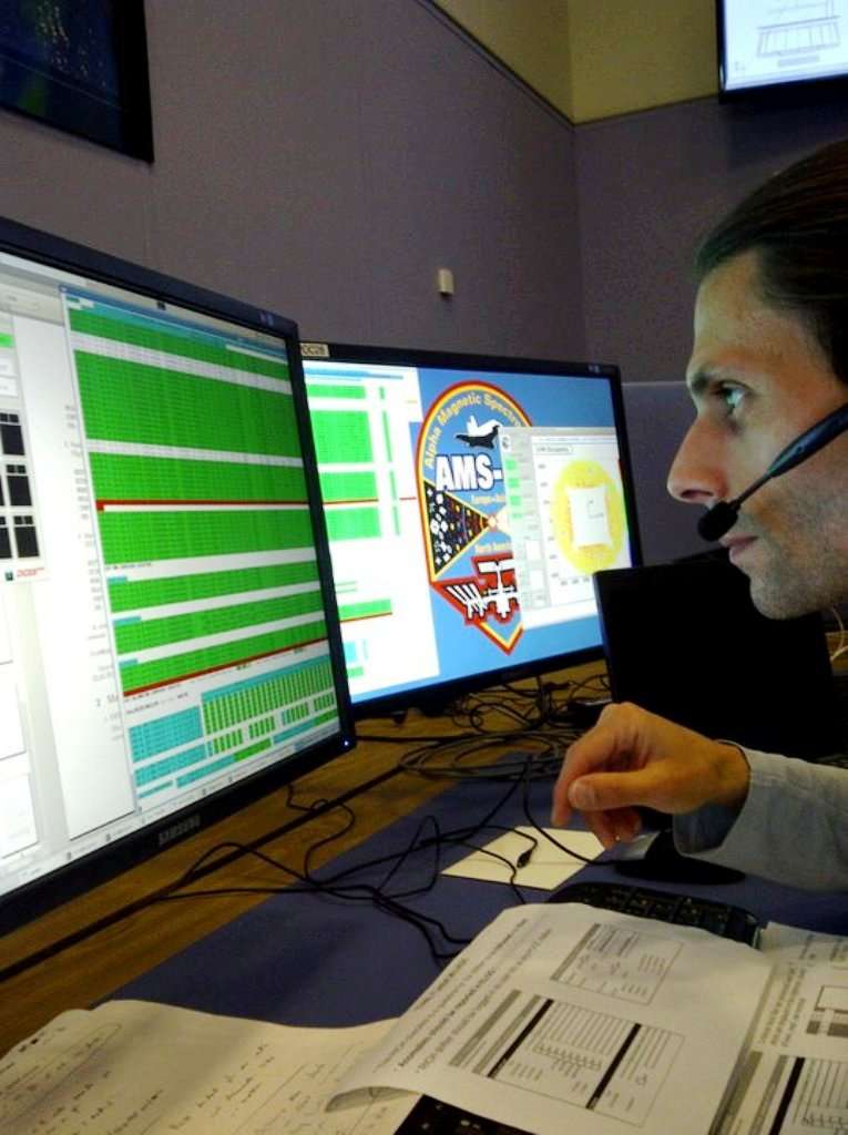 Aurélien Barrau en plein travail au POCC (Payload Operations and Control Center) d'AMS au Cern. © Aurélien Barrau