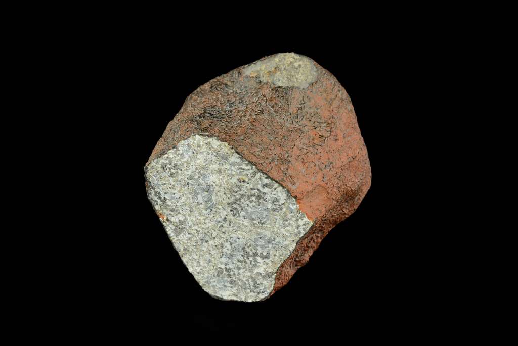 Météorite de Millbillillie. C'est une achondrite classée parmi les eucrites et donc probablement originaire de l'astéroïde Vesta. Elle est tombée en octobre 1960 à Millbillillie en Australie. © carionmineraux.com