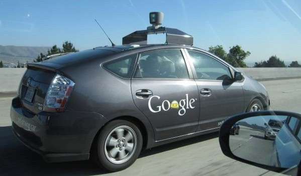 Google a commencé son exploration de la voiture autonome il y a plusieurs années en équipant des véhicules de série de système de conduite automatisés. En 2014, la firme californienne a dévoilé une voiture automatique entièrement conçue par ses ingénieurs. © Google