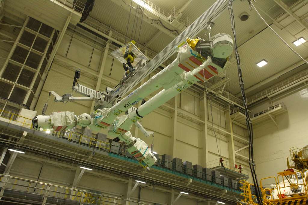 Le bras robotique ERA de l'ESA. Ce bras symétrique est composé de deux bras, de deux coudes ainsi que de deux poignets et mains. Il a été réalisé par un consortium européen dirigé par Airbus. © Roscosmos