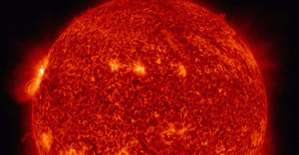 Une éruption solaire — le flash dans la partie supérieure gauche de l’image — a été enregistrée par le Solar Dynamics Observatory de la Nasa le 17 avril 2022. © Nasa