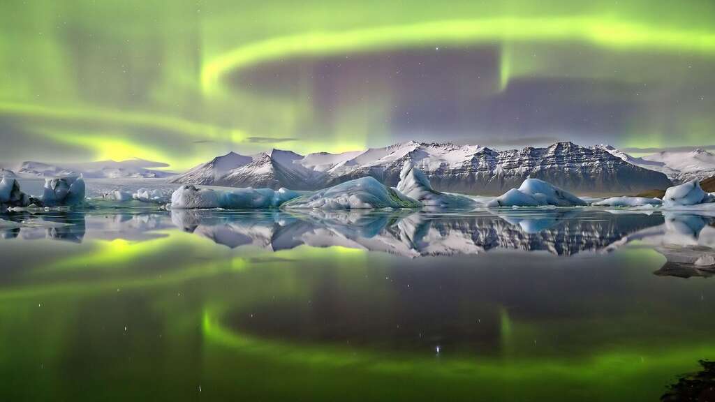 Aurore boréale au-dessus du glacier Vatnajökull Aurore boréale au-dessus du glacier Vatnajökull