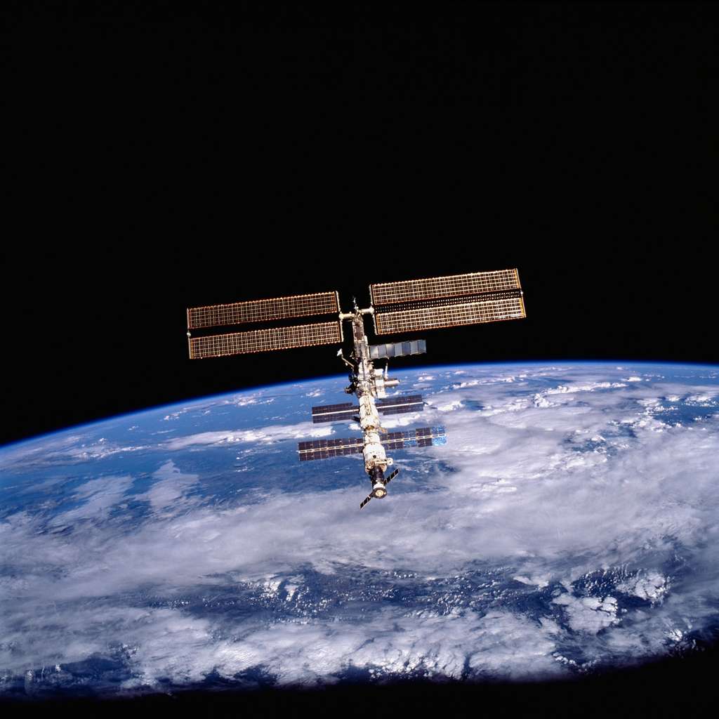 Vendredi 13 janvier, en prévision du passage d'un débris spatial près de l'ISS, à moins de 24 mètres, la Station a rehaussé son orbite pour éviter tout risque de collision. © Nasa